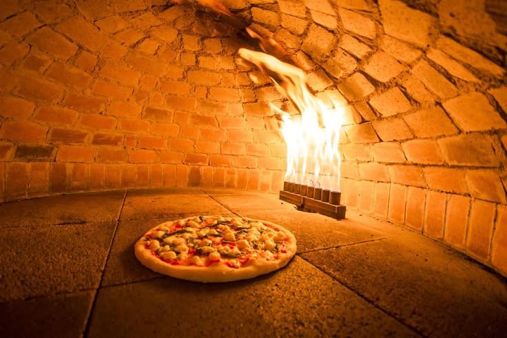 Familia preparando pizza en horno compacto